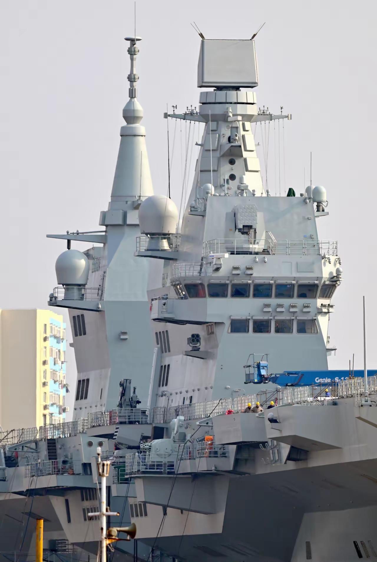 鉴赏一组076四川舰的震撼舰岛高清图，这一套雷达系统在全球也是数一数二的存在。。