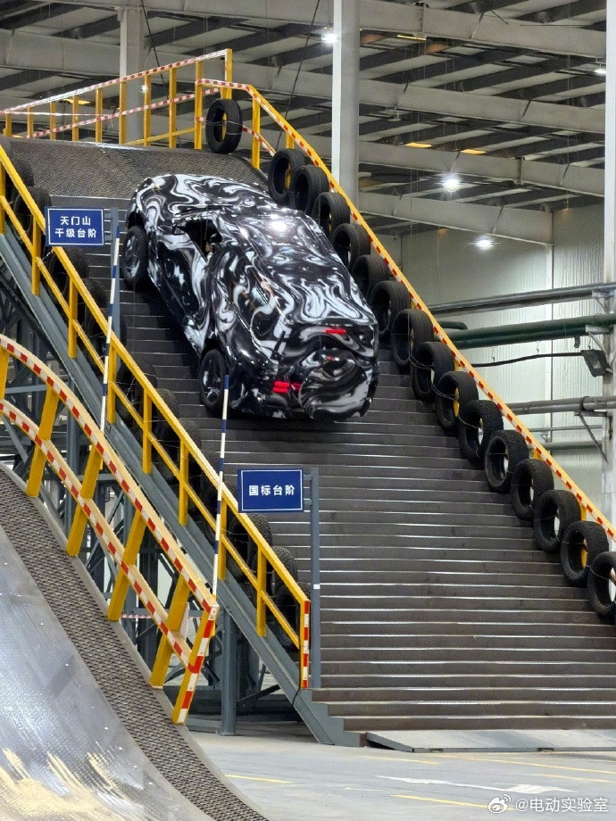 比亚迪把天门山天梯搬进了厂房看来比亚迪是想挑战一波天门山了之前有其他品牌自信爆