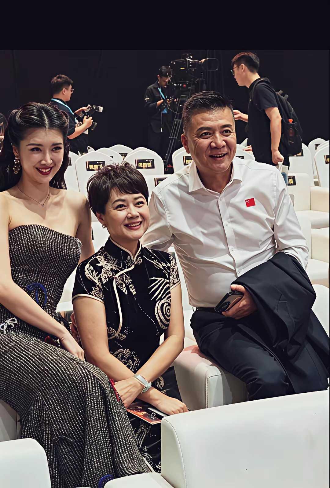 原来他们是一家三口，怪不得长的都那么好看。