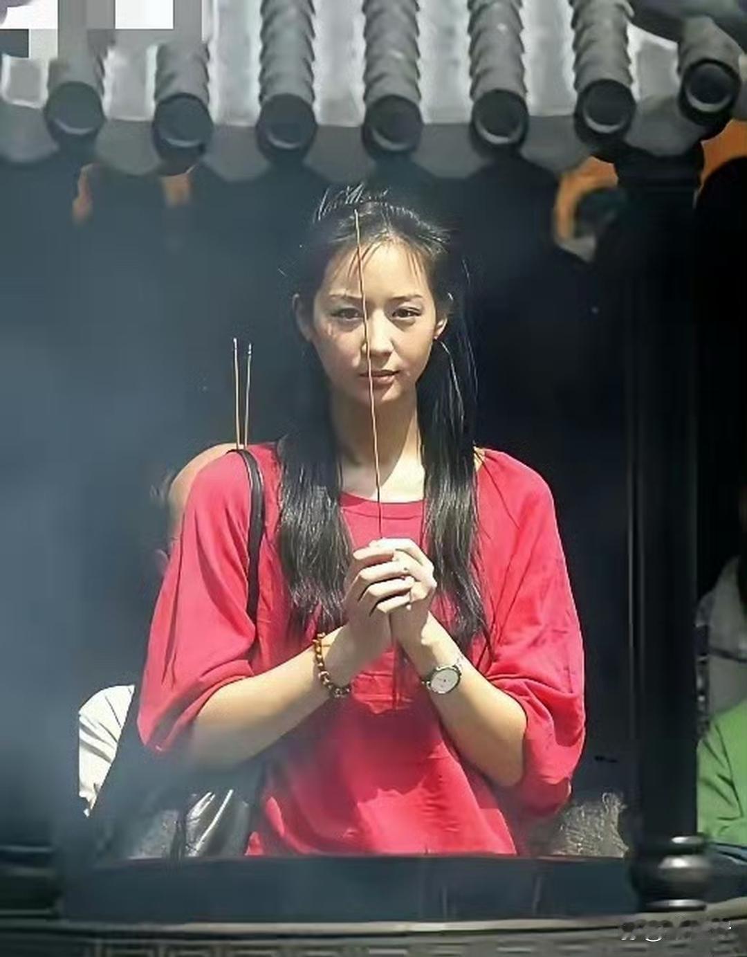 张钧甯年轻时候的颜值是真的能打，放到现在也完全不过时，随便一张旧照都很惊艳。