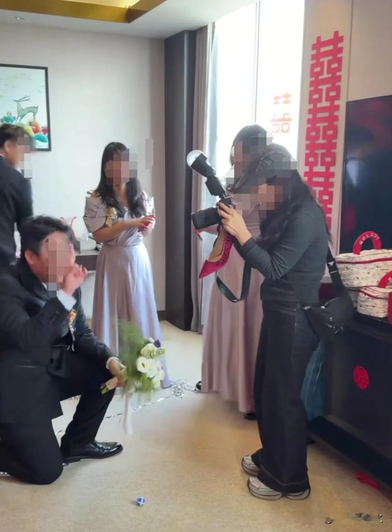 真的笑不活了！最近，广西玉林一位新郎官，兴冲冲地到房间里满地找婚鞋，准备迎新