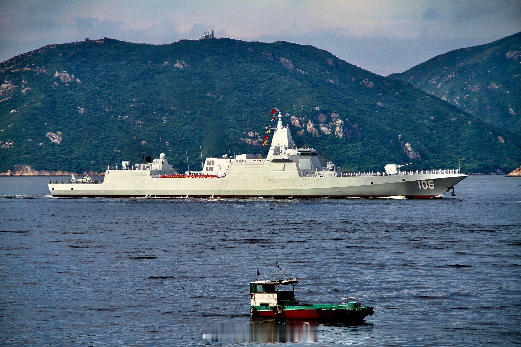 中国海军山东舰航母编队抵达香港​106延安舰、165湛江舰、571运城舰抵达香