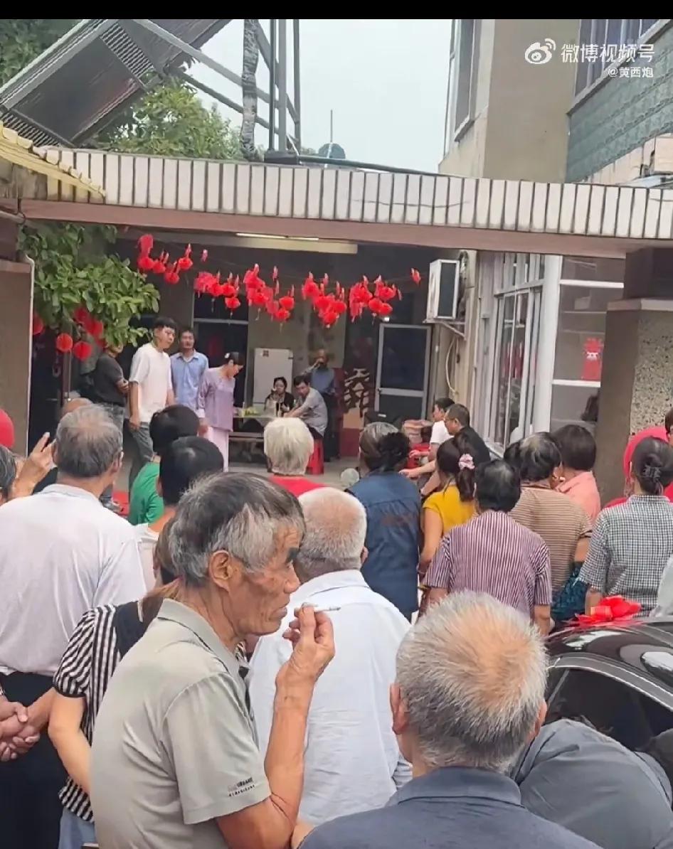江苏某地，一群老人堵住结婚车队讨要红包，堵了40多分钟，主家光是烟都发了10条，