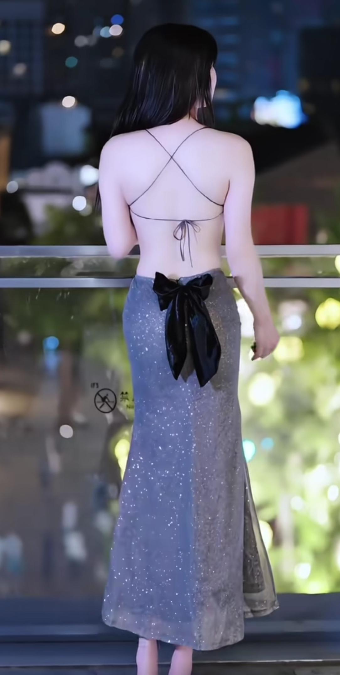 城市夜景再美，也不及你回眸那一刻的温柔。夜色是天然的滤镜，把喧嚣藏进模糊的光