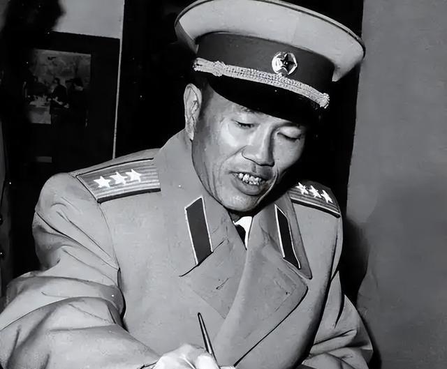 1968年，成都昭觉寺那间阴冷的临时牢房里，邓华蜷在硬板床上，肋骨断处的剧痛让他