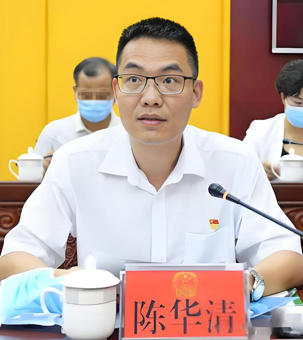 看照片倒是饱读诗书的样子，戴副眼镜，斯斯文文，看上去精明强干。能坐在台上讲话肯定