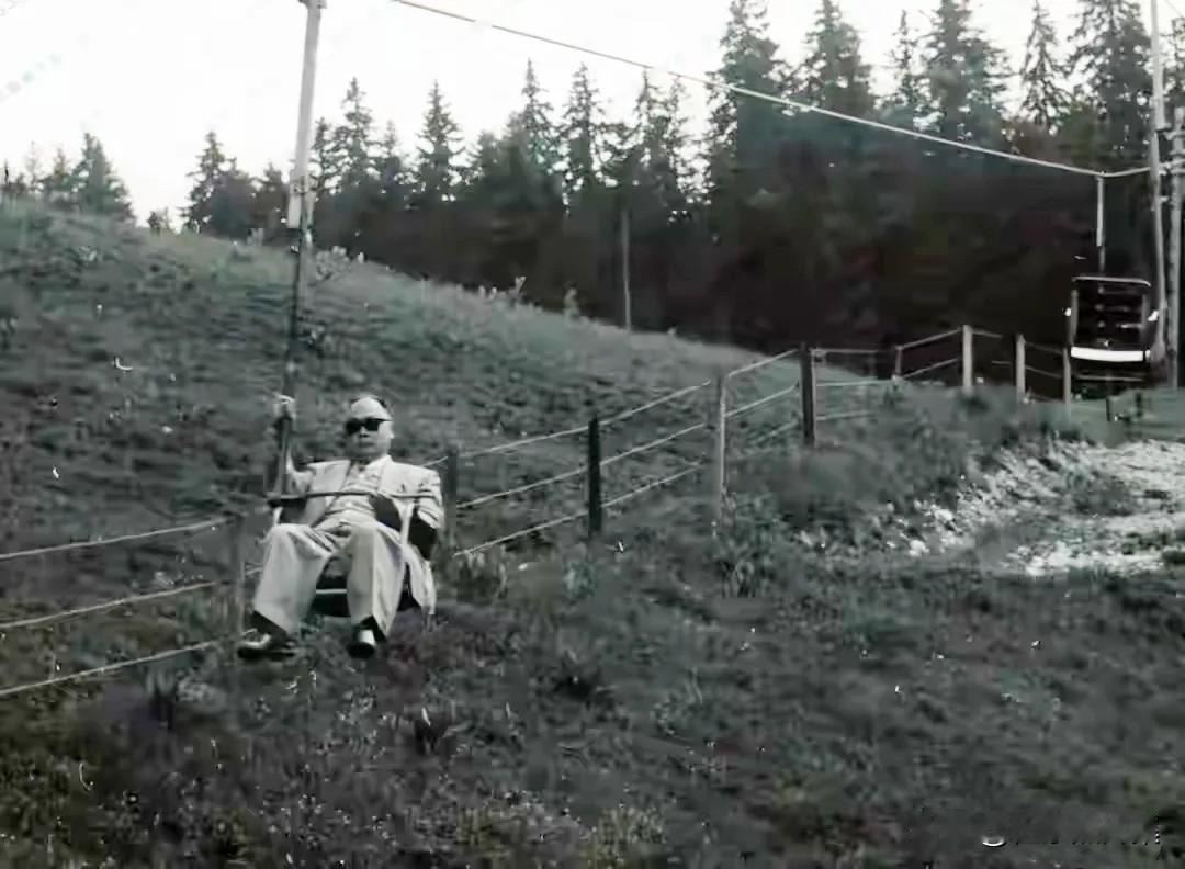 1961年5月至7月间，陈毅元帅率团出席第二次日内瓦会议期间。这次会议旨在通过外