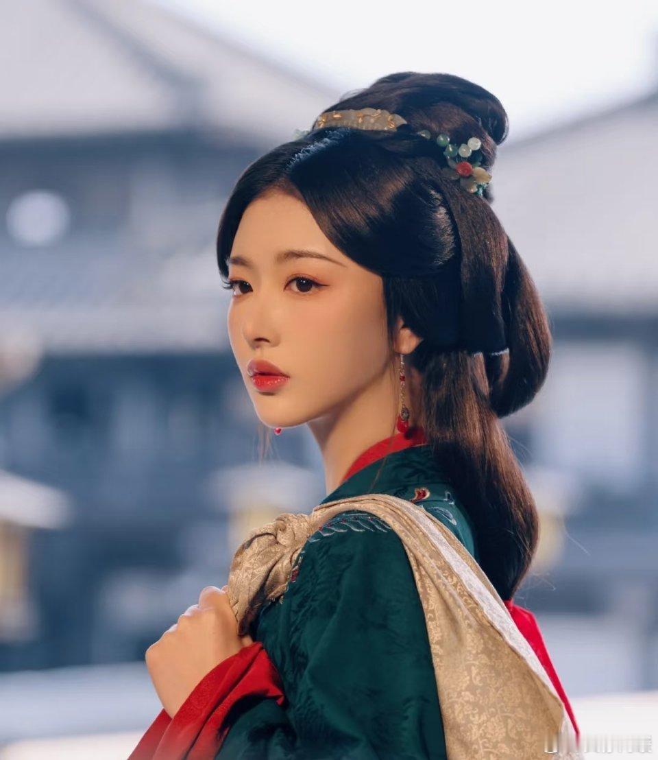 在《折腰》的豪门纷争里，徐夫人手段之高令人惊叹。郑楚玉身为魏夫人外甥女，父母双亡