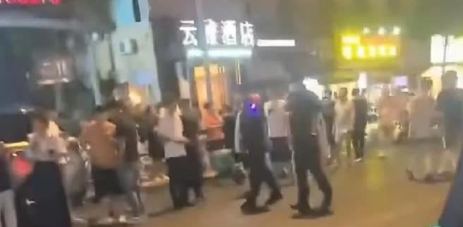 海椒市车祸，凸显出成都应该对路边乱停车下狠手了。遇到乱停车，直接罚款500扣6分