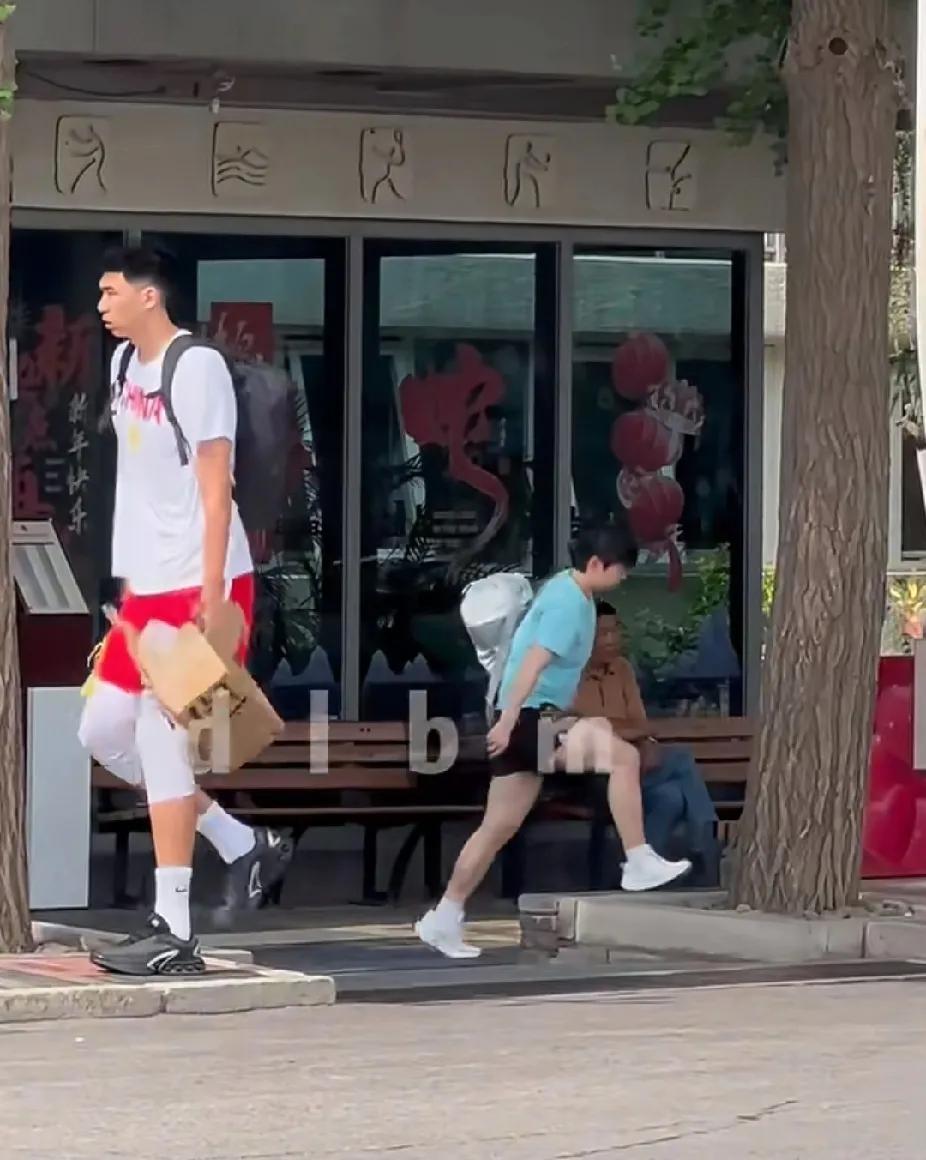 可爱超标！孙颖莎上训路透，和篮球运动员同框像“小手办”今日份可爱暴击！刷到