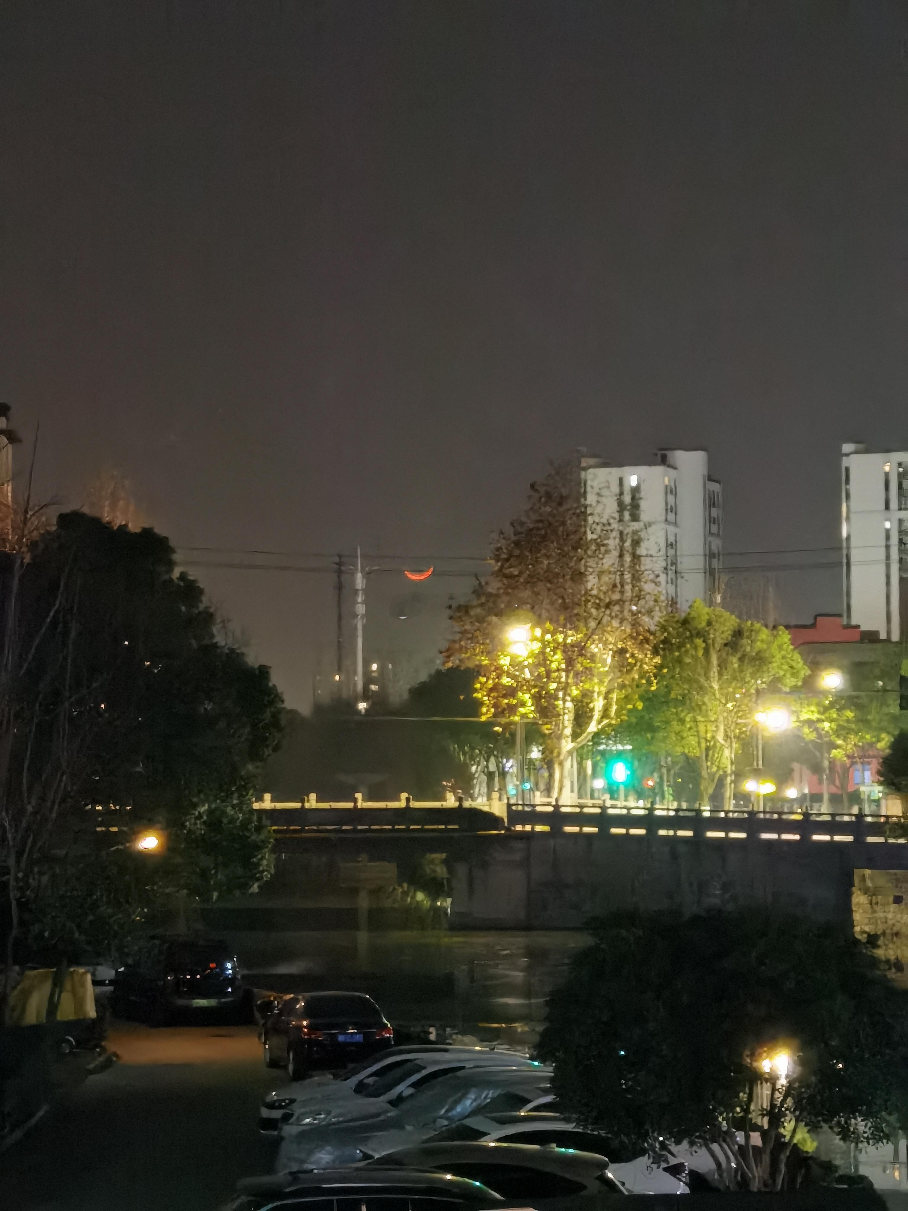 今晚，诡异的红月牙儿