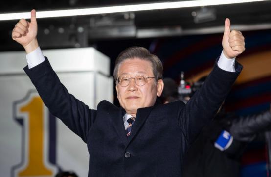 韩国政坛一夜变天，李在明遇上真的对手了？韩国政坛突然生变。据韩联社报道，执政党