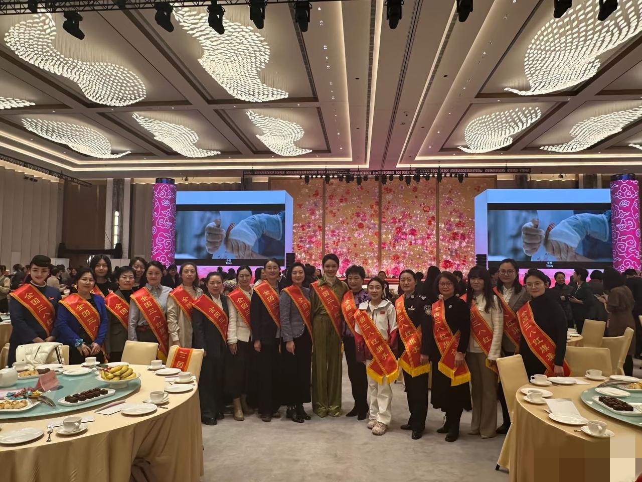 龙洋好厉害，三八妇女节大合影，稳稳的C位!3月6日，花样滑冰选手隋文静晒出自