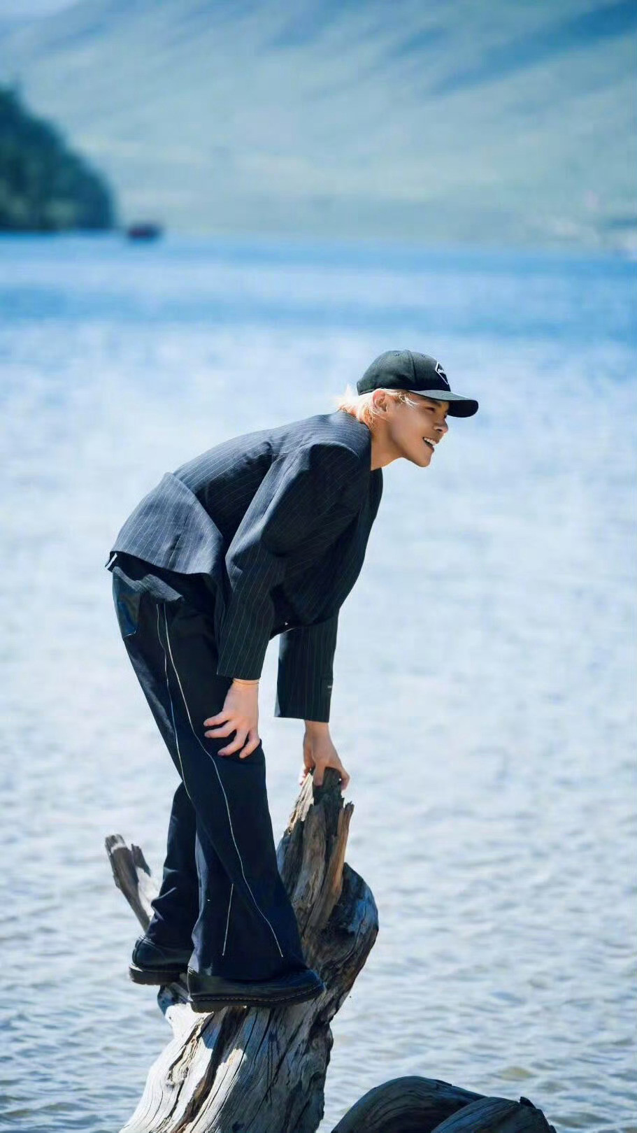 向佐风格大变不管什么风格，自信的样子就对了。