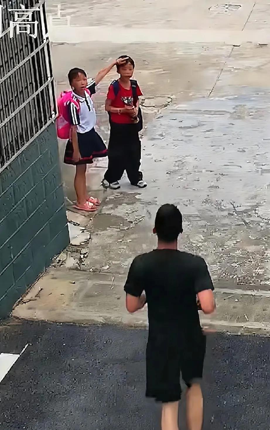 江西，两名小学生发现老人被大树压倒，立刻向附近武警哨兵求助，得知消息后的武警迅速