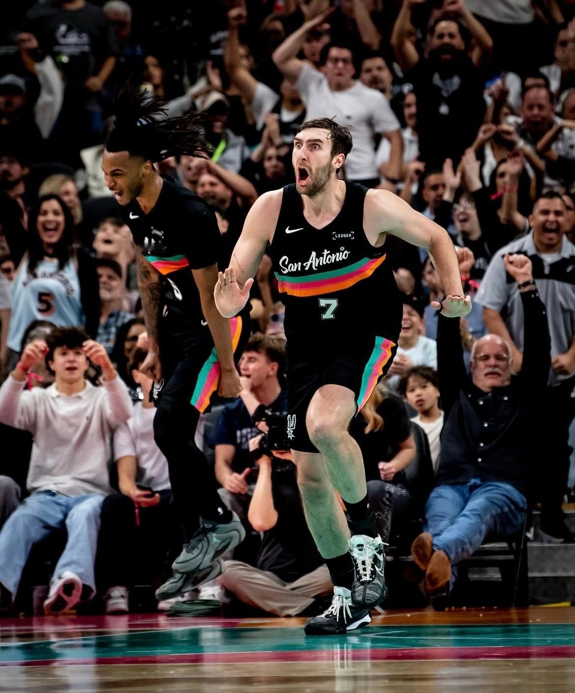 晚安马刺花儿从不在意别的花何时盛开，它只是迎接属于自己的阳光雨露，按自己的节奏