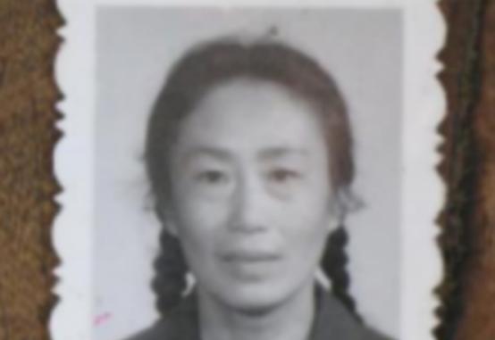 1969年，19岁的女知青黄丽萍隐瞒自己是开国将军黄思深女儿的身份，自愿前往北大