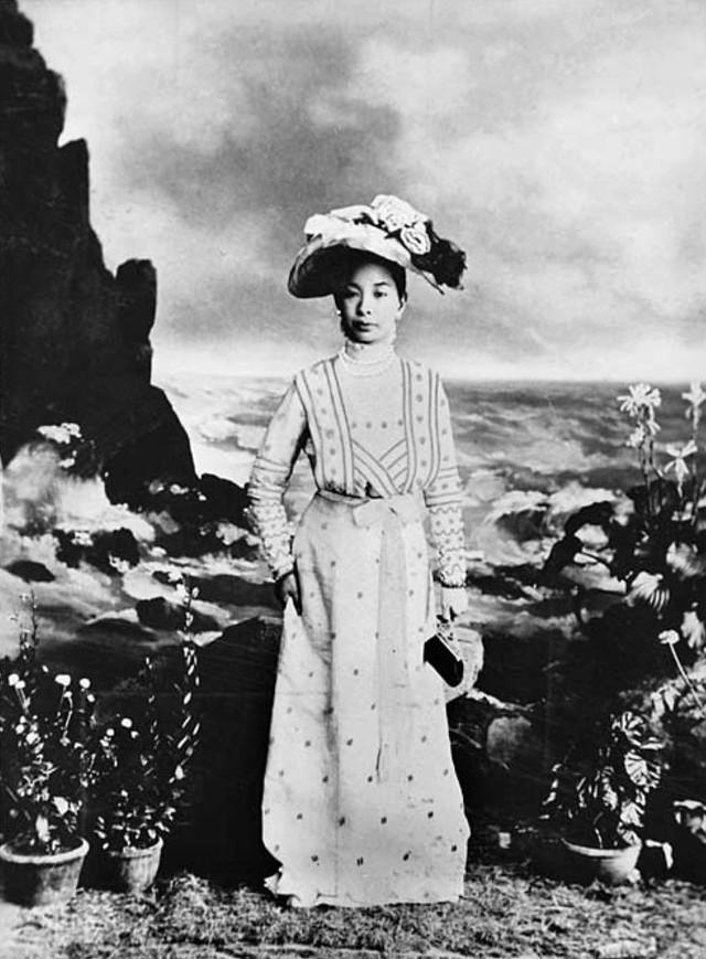 1906年，安徽合肥一位名媛出嫁，嫁妆铺了十条街。婚后16年，她接连生了14个孩