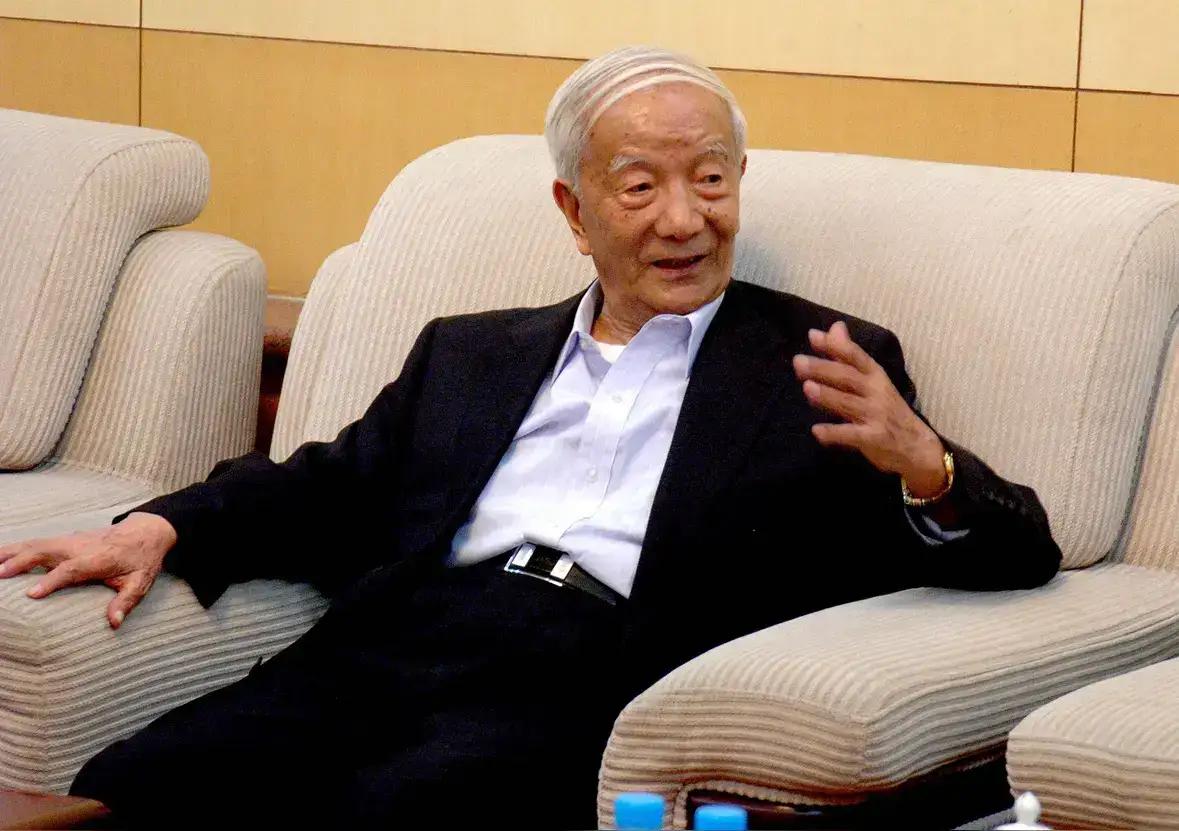 他是今年105岁了，他是我国“两弹一星功勋奖章”获得者，他是中国科学院院士。