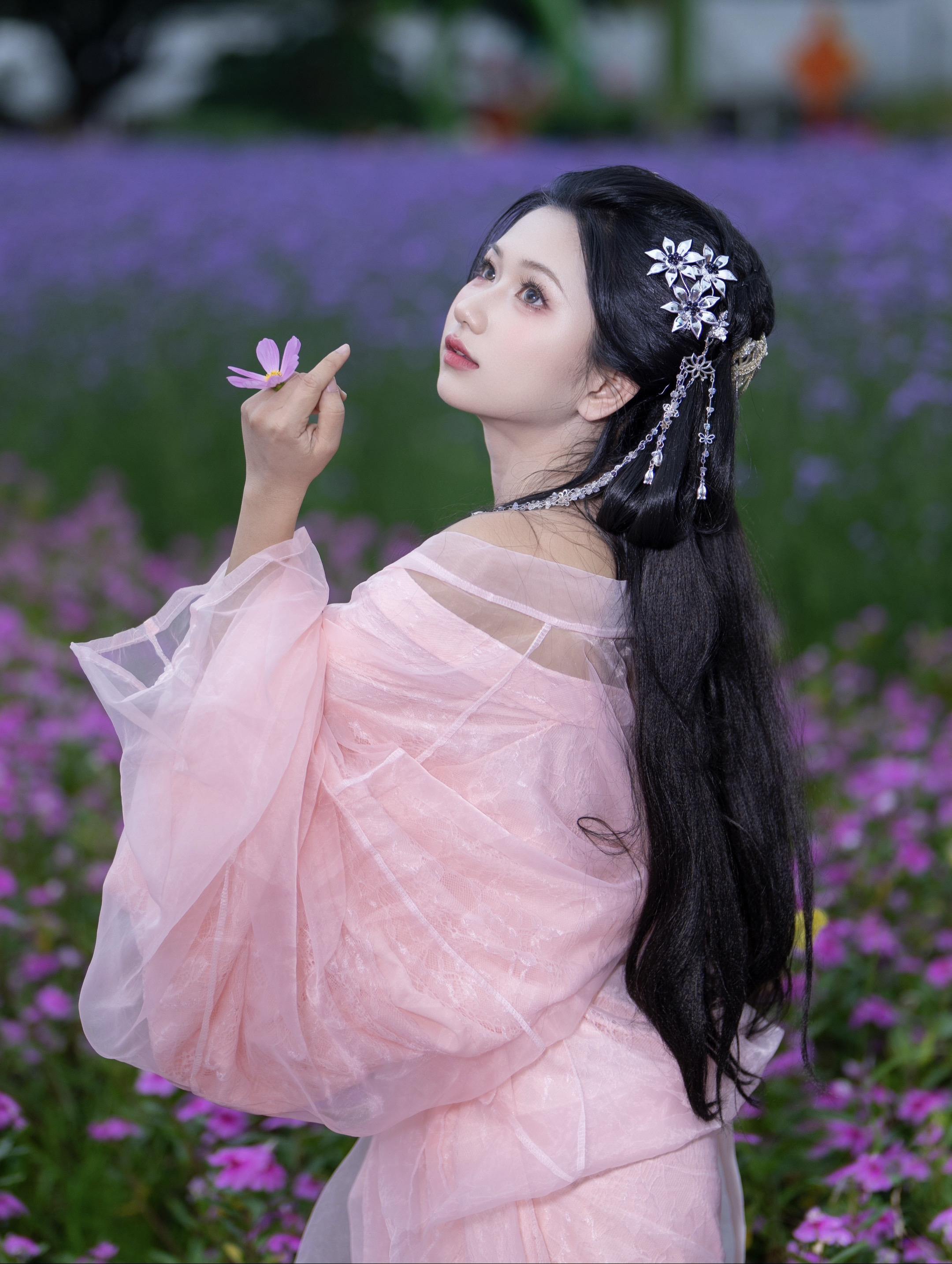 格桑花开了，花卉公园拍的一套汉服。是阴天，带了单灯40cm柔光箱，设备...