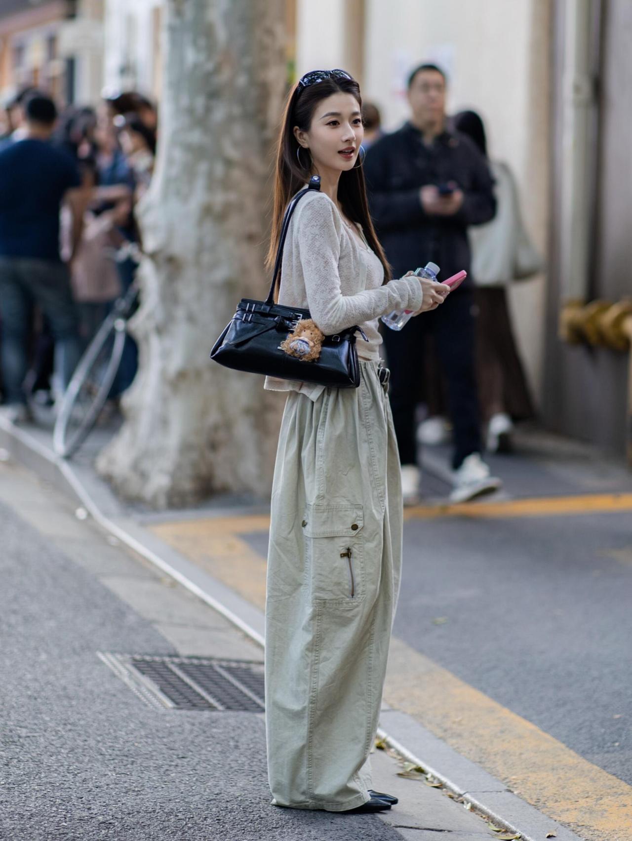 上海女生超会穿，这几组气质又好看！宽松工装裤、垂感牛仔裤搭配简约针织、白衬衫或
