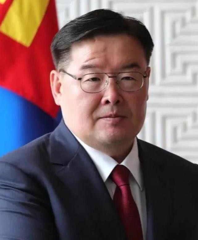 这回，蒙古可能真的变了。以前蒙古总爱提“第三邻国”，跟美国、日本、欧盟套近乎，