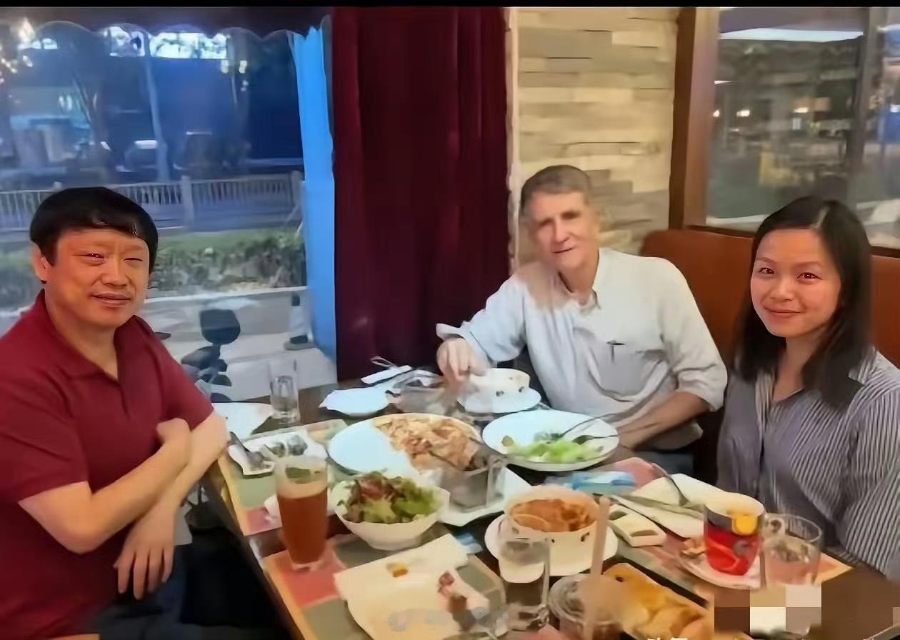 不敢相信!我们的胡大总编竟然与美国女记者有“染”!这是一名网友扒出来的。人