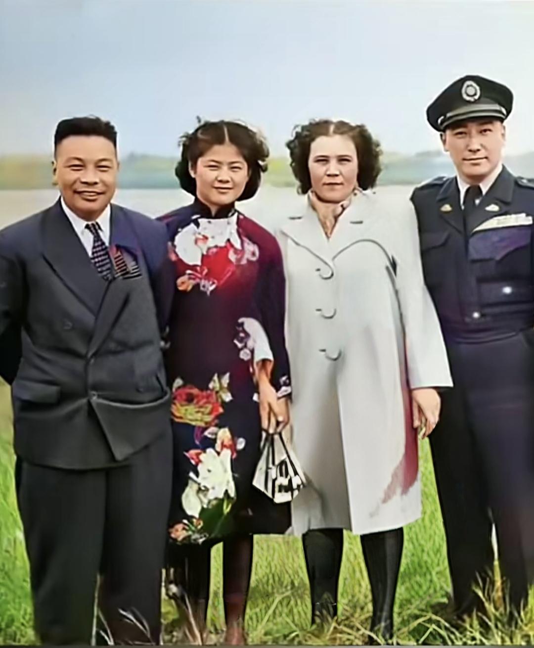 分享老历史照片蒋经国蒋纬国两兄弟携妻子四人合影，站位有点意思啊！