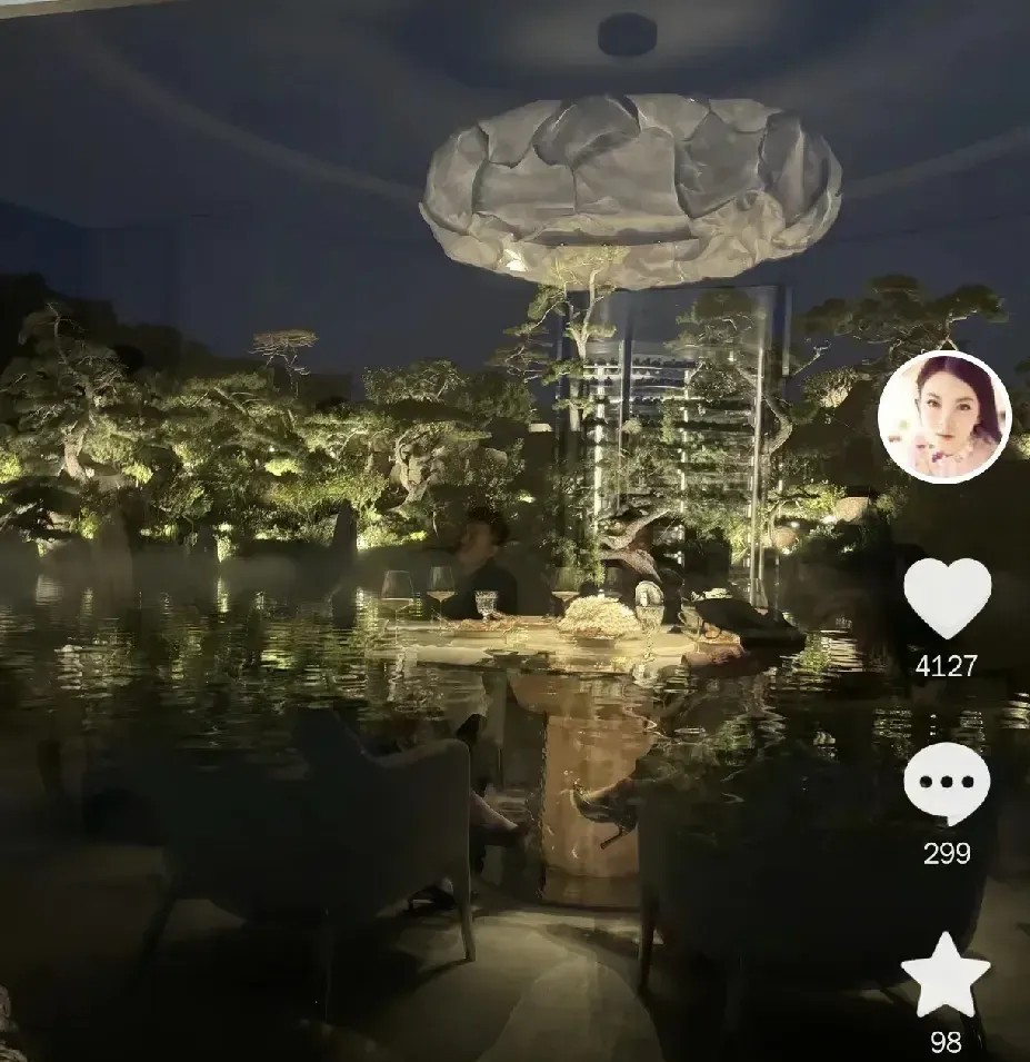 李湘的午餐看得我瞳孔地震。一桌子，几十个盘子，每个就放一口吃的。精致得跟画儿