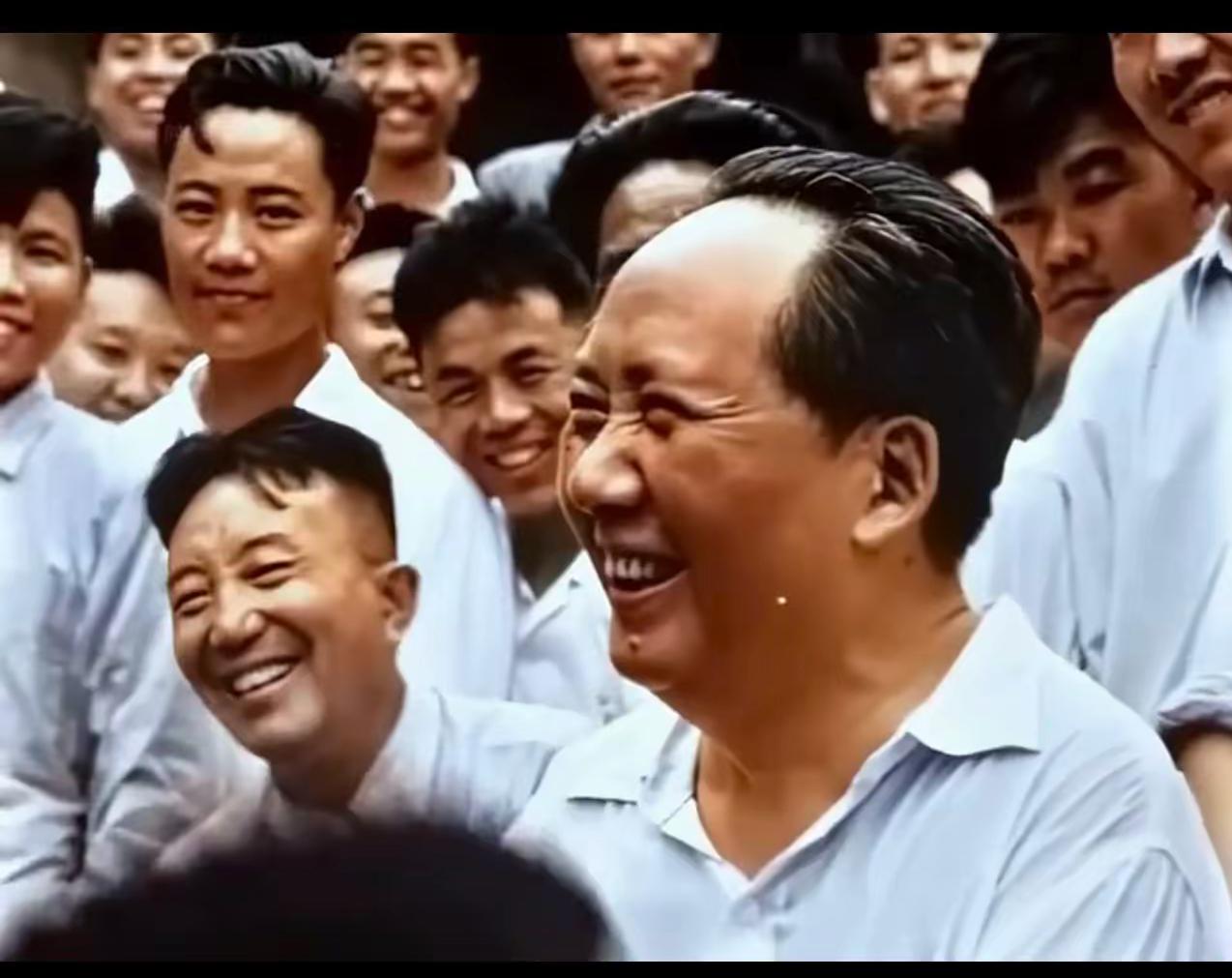这张照片真的太难得了！这是毛主席和人民群众在一起的真实瞬间，都看看吧，不是演员扮