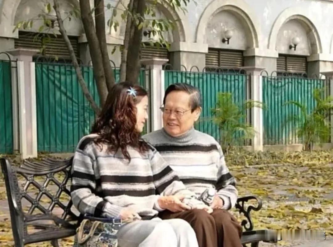 杨振宁给翁帆留别墅永久居住权，妙啊！这套别墅在清华里，产权属于清华，杨振宁先