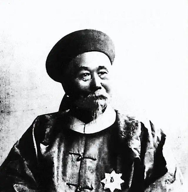 1953年，李鸿章的孙子李子嘉，身着破烂衣服，踉跄着走到一个湖边，纵身一跃跳了进