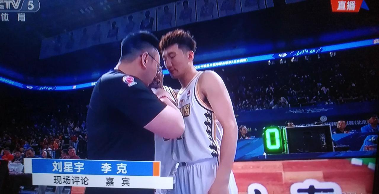 谁知道，这位眼镜哥哥是何方神圣。就在G6开场前在场边他跟孙铭徽交待了好一阵子，结