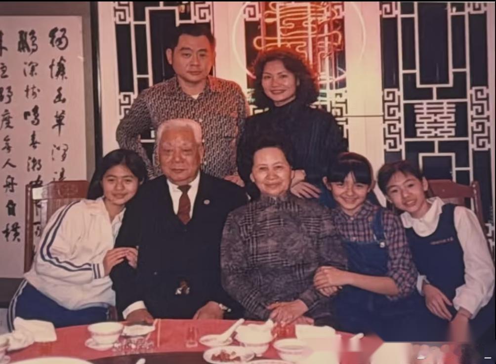 难怪黄春梅能迷倒山东老.兵了，从小S最新发的这张全家福就可以看出，S妈黄春梅