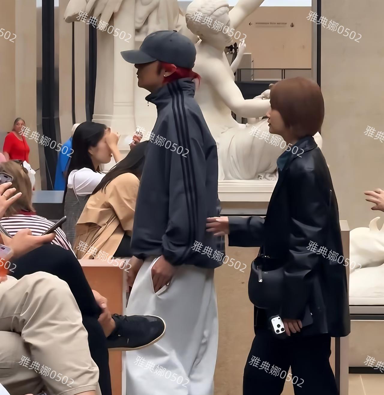 巴黎偶遇杨丞琳李荣浩，夫妻俩的身高都有水分，李荣浩穿了很厚底的老爹鞋也没有1米8