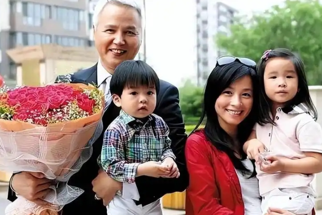 当年，张庭做8次试管婴儿失败后，父母劝说：“没孩子也行，别受罪了。”可丈夫林瑞阳