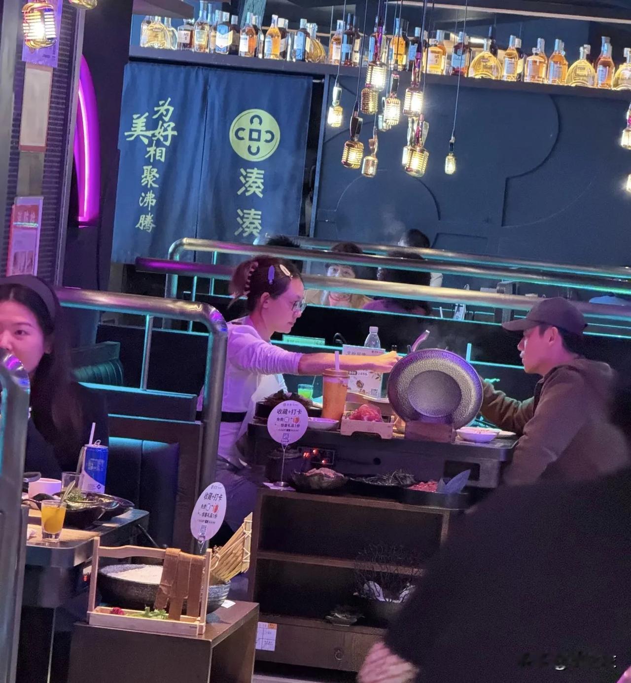 郑恺和苗苗夫妻俩近日被网友偶遇吃火锅，两人边吃边交谈，都没有玩手机。看起来感