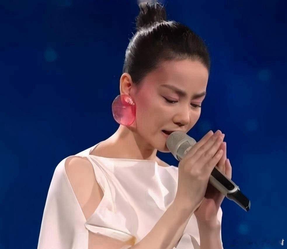 王菲，正式官宣！2月15日一大早，王菲突然冲上了高位热搜，这次她传来了一个大好消