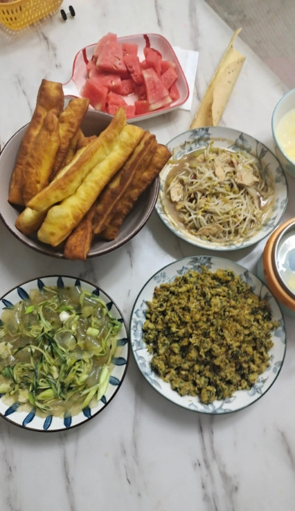 我一个姐妹二婚，各种被她婆家看不起，因为她年纪大，37岁，比婆婆才下了11岁。结