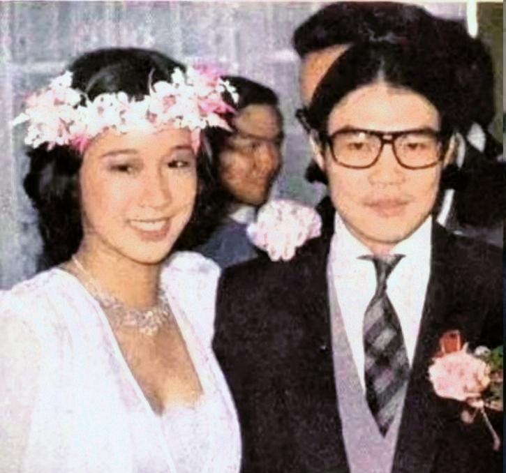 80岁霍震霆米兰被三帅儿子围成“人形立牌”！网友：这哪是父子，分明是三代霸总同