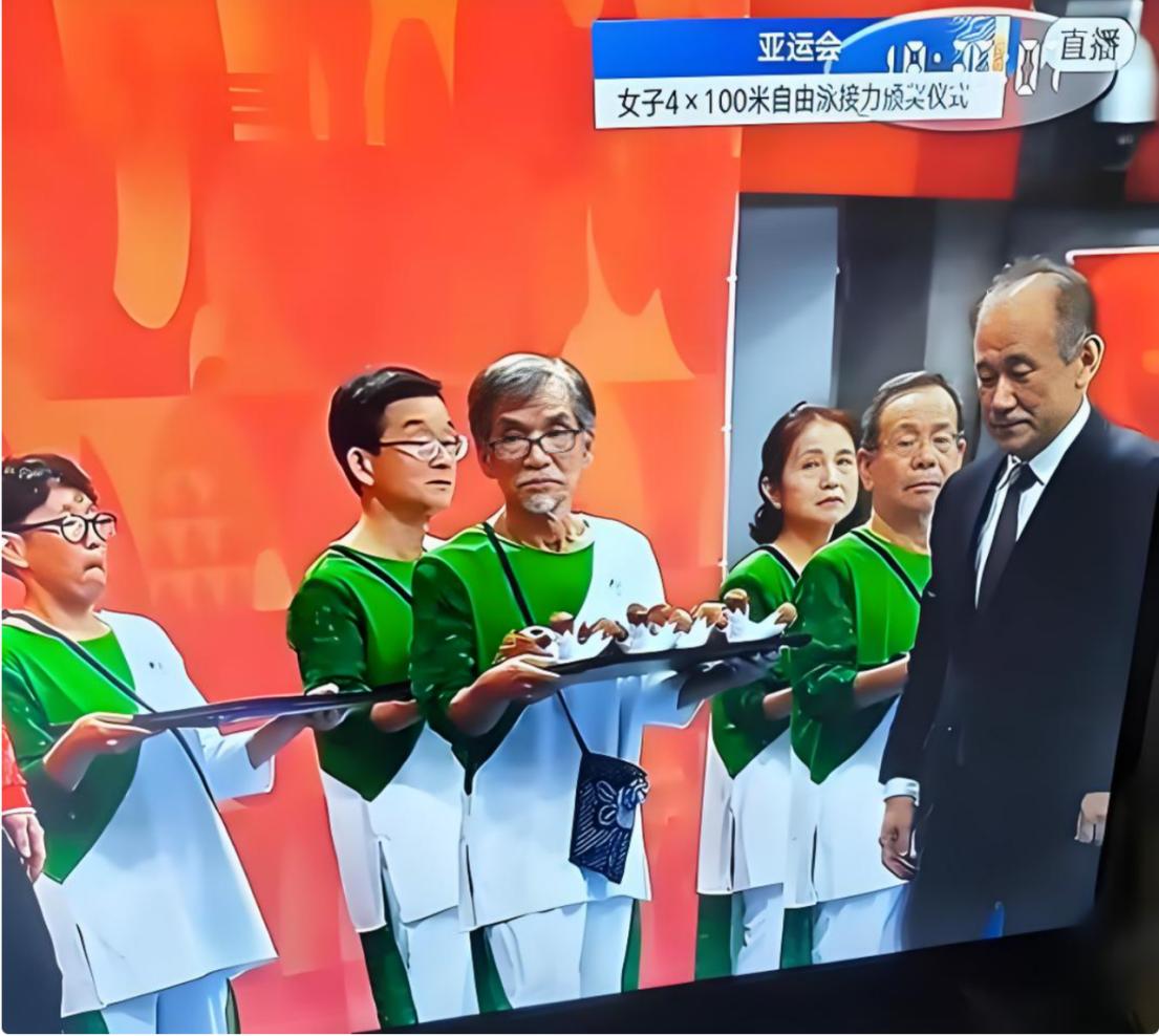 9月22日，新华社把镜头对准了名古屋亚运会一个很特别的画面，游泳等项目颁奖仪式上