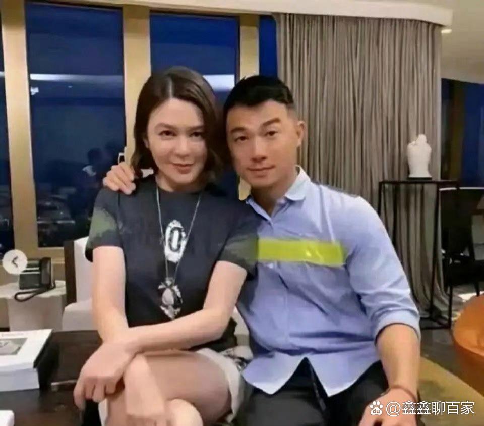 这是关之琳的模特男友，小伙子27岁，关之琳62岁，两人相差35岁