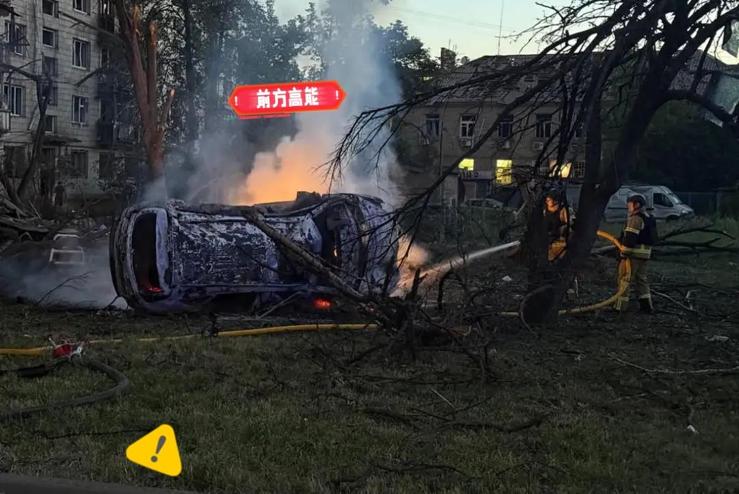 乌克兰传来新消息了！乌克兰国家紧急情况局当地时间2日通报称，基辅遭俄军袭击造