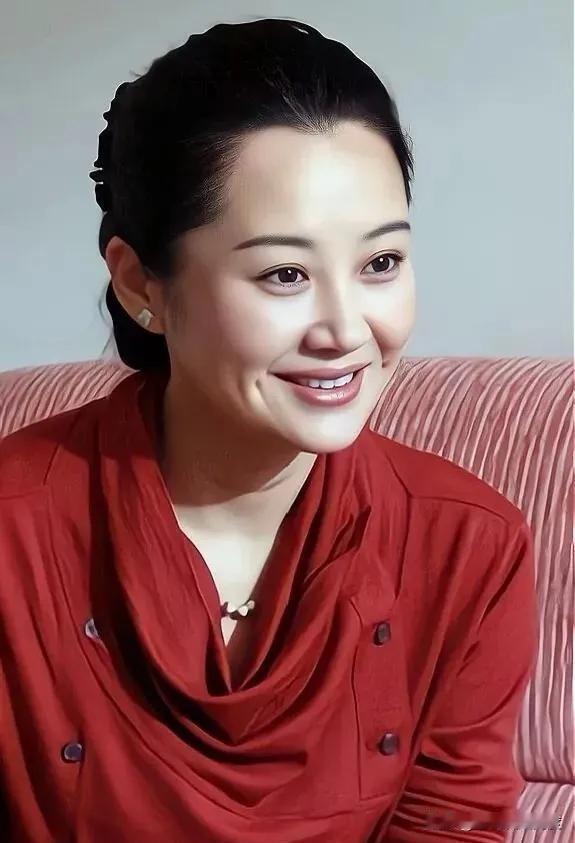 谁能相信她的状态？岁月不但没留下痕迹，反而增添了万种风情。她笑起来眼睛像会说话，