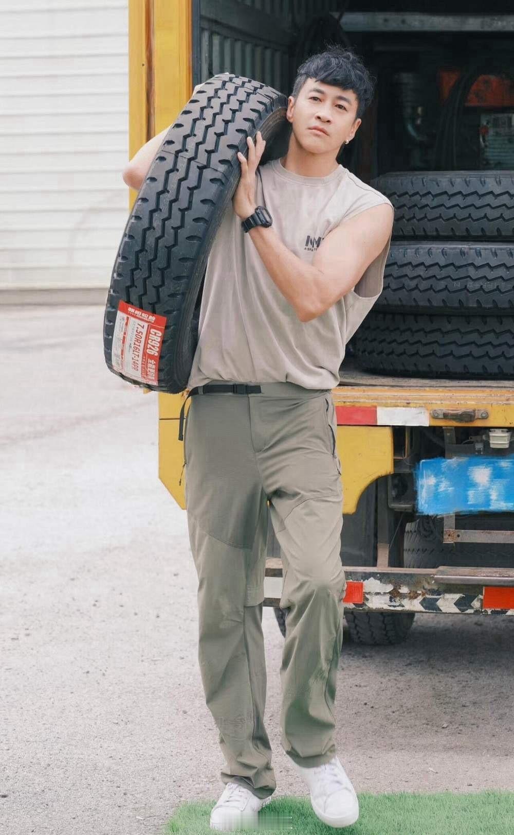 人在家中坐，钱从天上来！何润东，开创了所有演员的先河，50多岁的老头，一没作品二