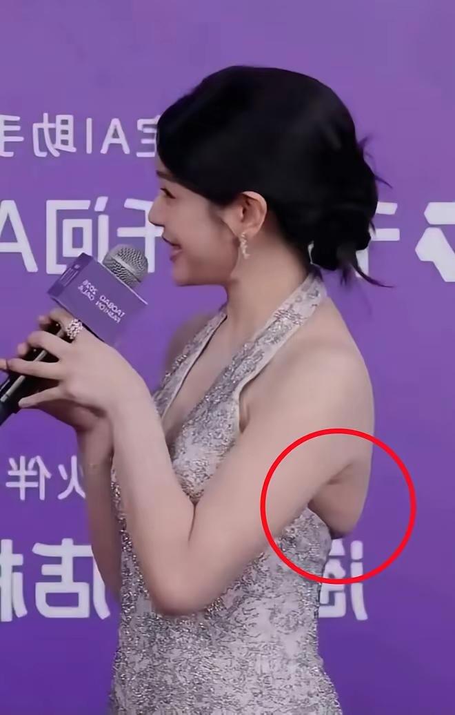 说实在的，没好身材就别穿露装啦！离婚后的陈妍希开始肆意随性起来，你瞧！她背部的赘