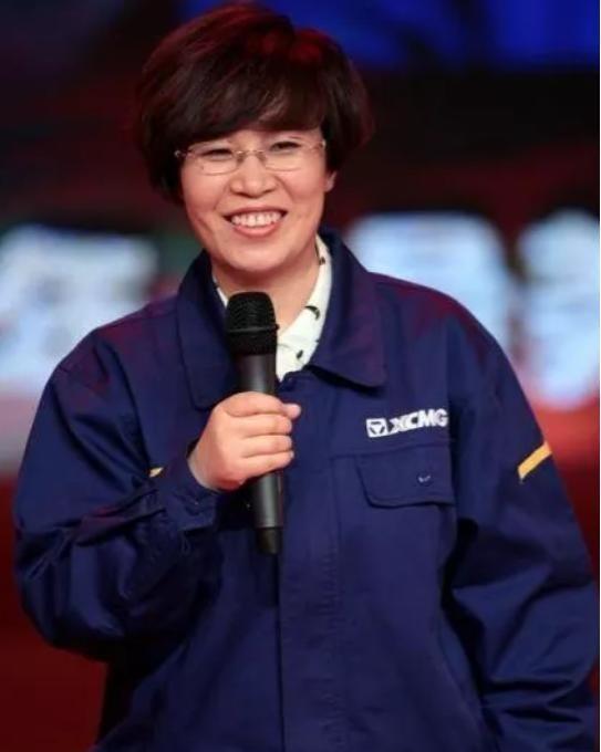 1997年，在一次德国机械展会上，一名工作人员对着中国一名参观人员说到：“拍吧，
