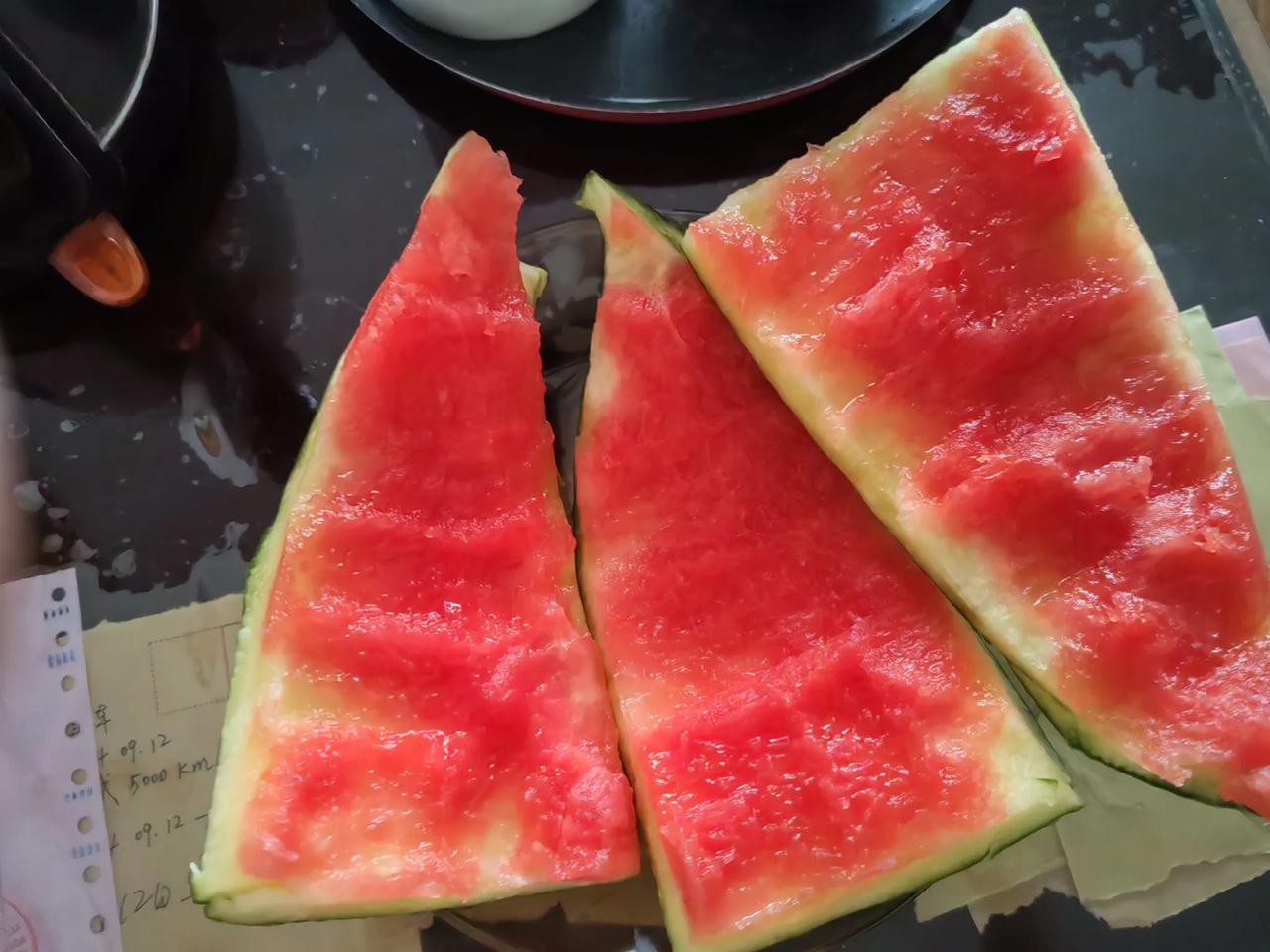 我发誓：从今天开始，再也不买西瓜吃了！我懂这种对西瓜的怨念！现在街上买西瓜，