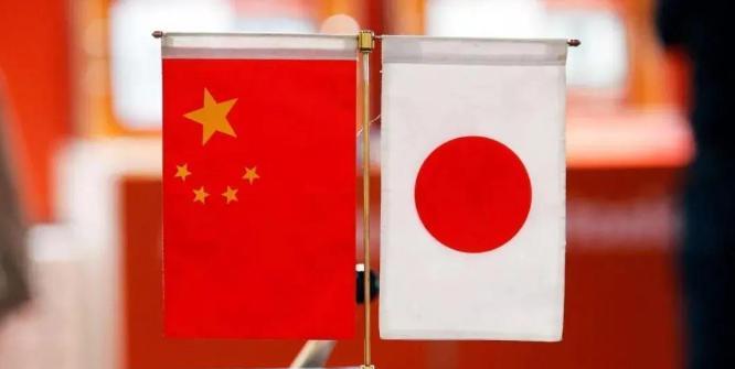 日本退役少将山本一郎近日接受《朝日新闻》采访时提出一则惊人的预警：中日两国在东海