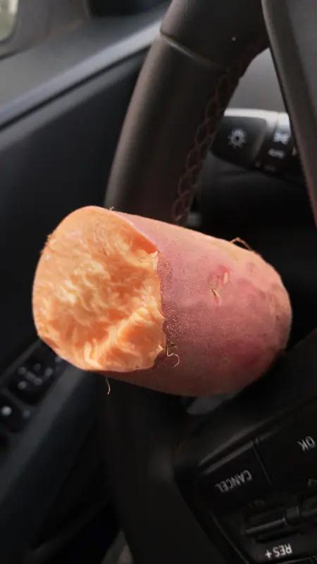 广西贵港一女子可太有“奇遇”了！她出差把刚买一年的车停老家门口半月，旁边就是晾晒